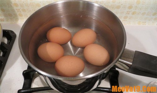 Mẹo vặt luộc trứng không nứt - mẹo vặt hay cho bà nội trợ