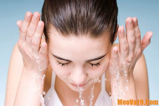 Rửa mặt quá nhiều sẽ làm mất độ ẩm trên da, khiến da yếu đi