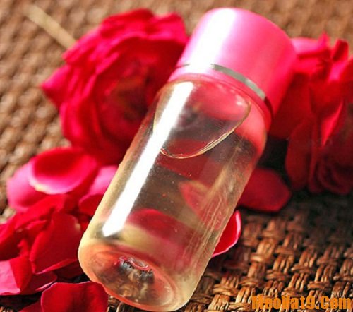 Sử dụng nước hoa hồng giúp da bạn luôn mềm mại và tươi sáng