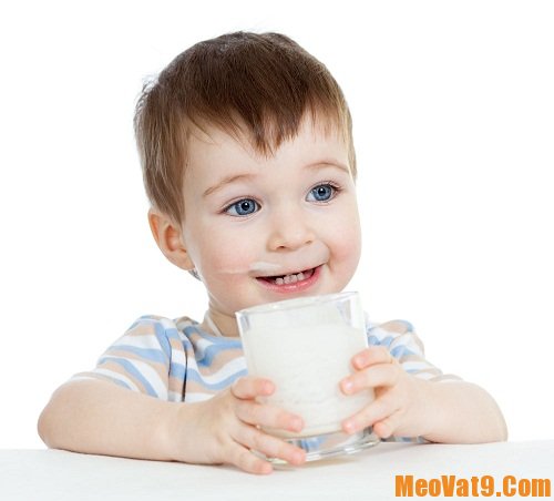Mẹo cho trẻ uống sữa theo từng lứa tuổi