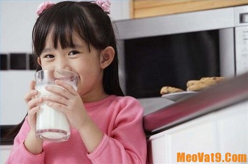 Cách cho trẻ uống sữa theo từng lứa tuổi