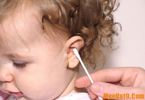 Hướng dẫn cách lấy ráy tai cho bé an toàn