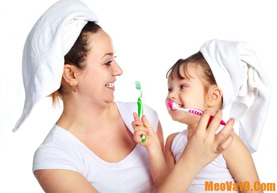 Chải răng đúng cách là một bước quan trọng giúp răng chắc khỏe