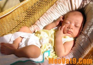 Cách tắm nắng cho trẻ sơ sinh đúng cách và an toàn